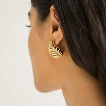 Load image into Gallery viewer, Shell Drop Earrings
