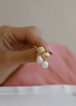 Load image into Gallery viewer, SEASIDE SHELL PEARL STUDS
