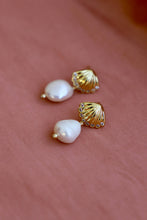 Load image into Gallery viewer, SEASIDE SHELL PEARL STUDS