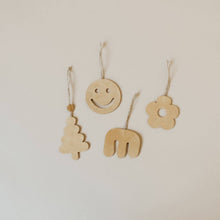 Load image into Gallery viewer, Daisy Leather Ornament